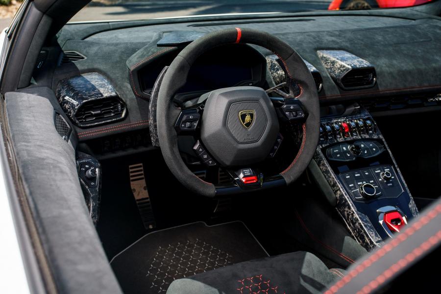Интерьер Lamborghini Huracan Perfomante Spyder (LB724) 2018 года  (NA) (фото 11 из 14)
